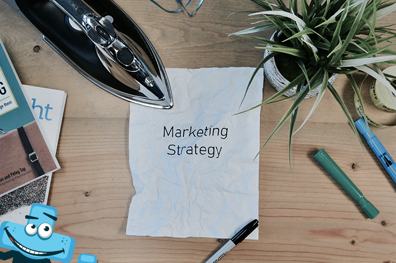 Hasło "marketing strategy" napisane na kartce papieru