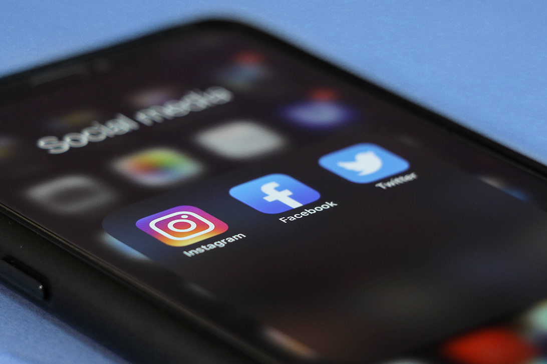 Ikonki aplikacji Instagram, Facebook i Twitter na ekranie smartfona