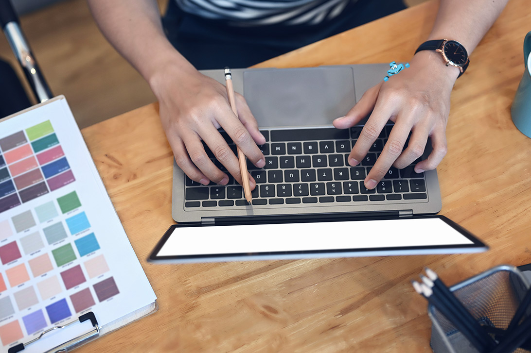 Laptop na biurku 
