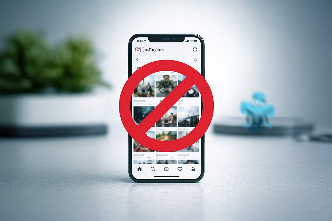 Smartfon z otwartą aplikacją Instagram i czerwonym znakiem zakazu.
