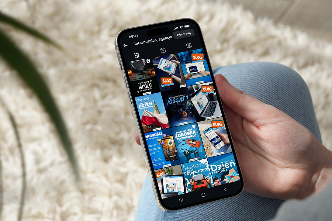 Dłoń trzymająca smartfona. Na ekranie wyświetla się konto Internet Plus na portalu Instagram.