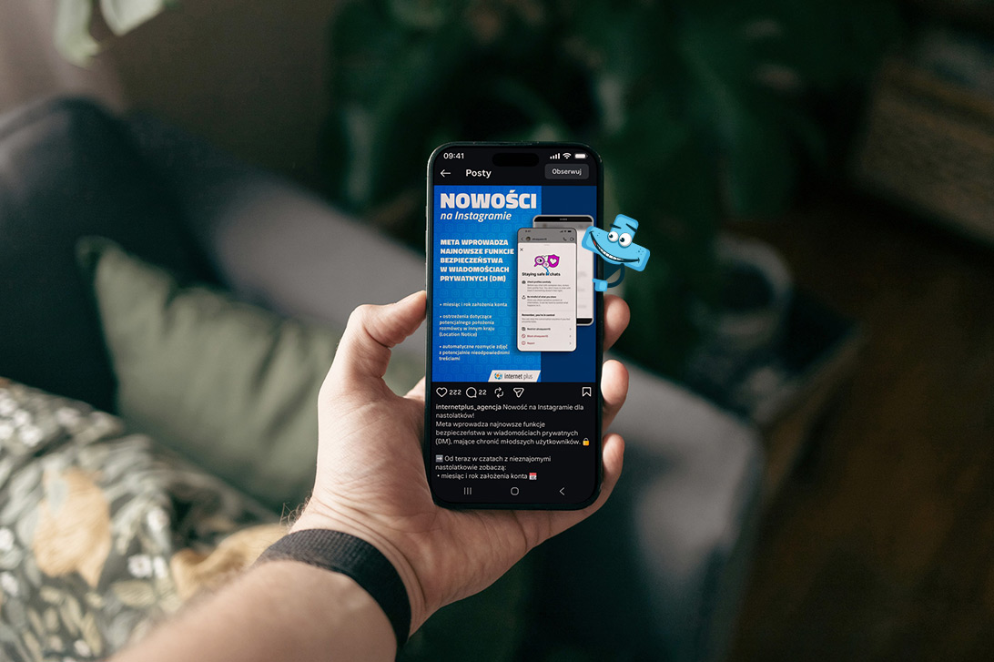Dłoń trzymająca telefon. Na ekranie wyświetla się post na Instagramie opublikowany przez Internet Plus.