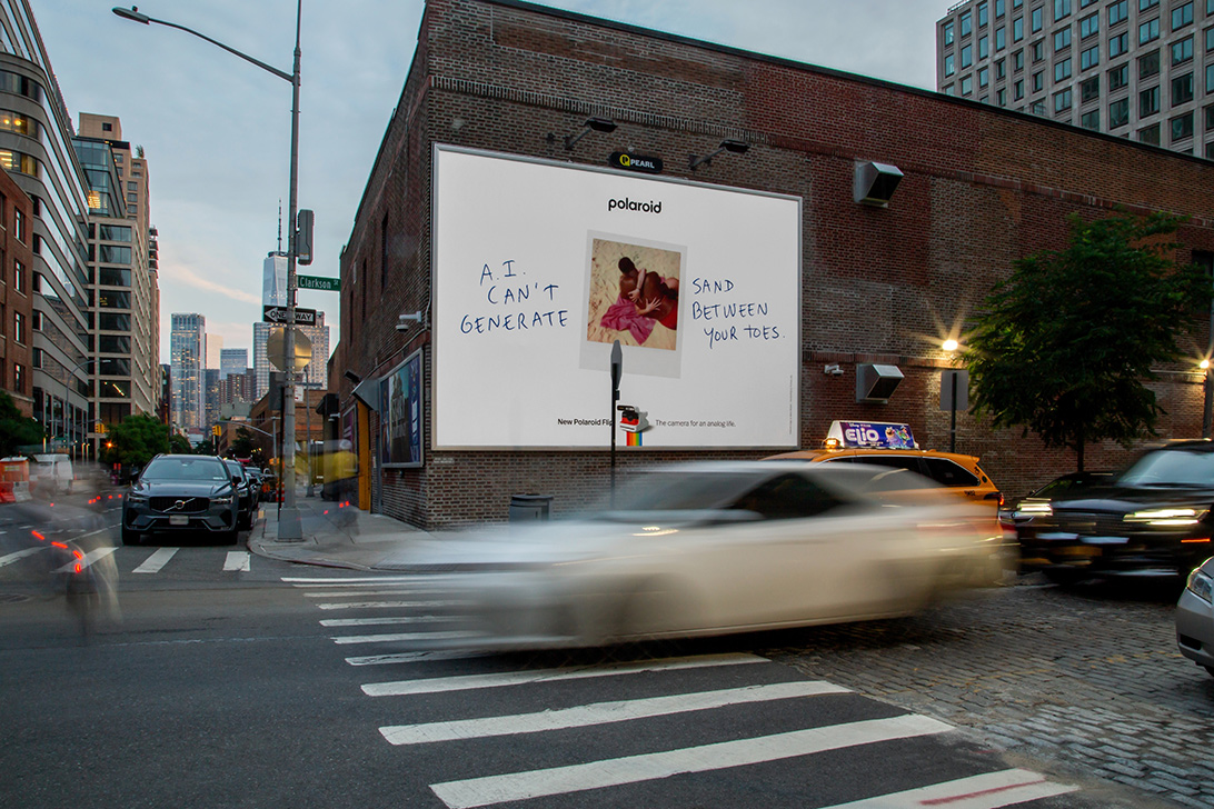 Billboard przedstawiający kampanię marki Polaroid pt. "The Camera for an Analog Life", podkreślającej wyższość tradycyjnej fotografii nad treściami generowanymi przez AI